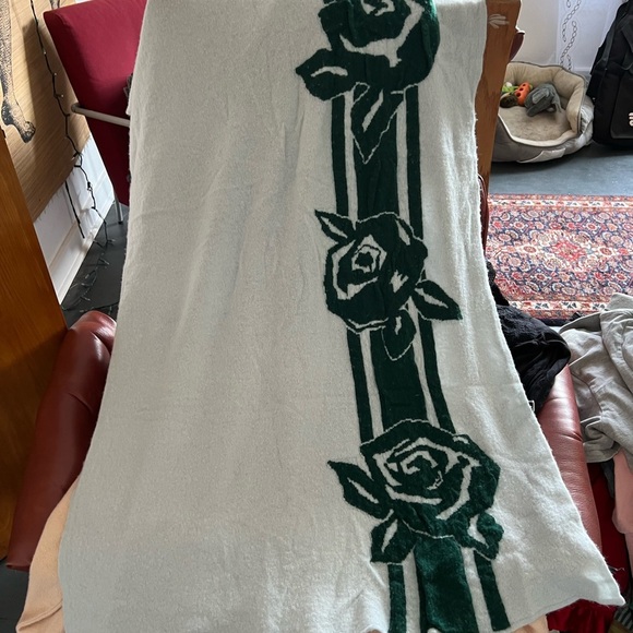 BERYLL FLOWER CASHMERE WRAP SCARF | WINTER GREEN - Picture 5 of 6